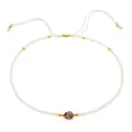Bracciale boho regolabile in corda bianca con pietra semipreziosa e perline dorate - Mix Bianco Oro con Pietra Marrone Irregolare (BR0109)