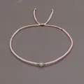 Bracciale bohémien con perline rosa, pietra grigia e chiusura a scorrimento dorata regolabile - Rosa