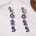 Detalle de pendientes colgantes 2025 con cristales azules sobre fondo blanco - Estilo de Número 2025 / Azul