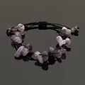 Detalle de pulsera artesanal de cordón trenzado con fragmentos de amatista natural - Amatista