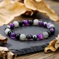 Dettaglio del bracciale con perle di ametista e ossidiana su una base di pietra rustica scura - Stile Zen Naturale Perla Multicolore (ZJ13491)