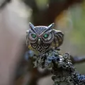 Anello vintage a forma di gufo in argento con pietre verdi su ramo, stile punk hip hop - Taglia 6 / Argento Antico