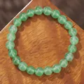 Dettaglio macro del bracciale con perline di avventurina verde su base in legno - Stile Avventurina Verde (ZJ14153)