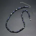 Dettaglio della collana di perle con occhio di tigre blu e pietre laviche con chiusura a moschettone - Motivo Blu