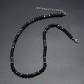 Dettaglio macro della collana da uomo con perline nere opache e pietra lavica porosa - Stile Agata Nera