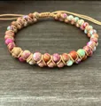 Primer plano de pulsera tejida a mano con cuentas de piedra natural de 6mm de colores - Floral Púrpura