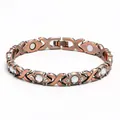 Dettaglio macro del braccialetto magnetico in rame con strass e magneti terapeutici - Rame antico con strass bianchi