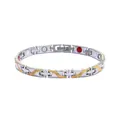 Détail d'un bracelet magnétique bicolore avec motif de croix et texture de dragon gaufrée - Or Argent
