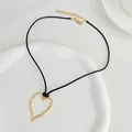 Détail du pendentif cœur doré irrégulier sur cordon noir avec fermoir ajustable - Coeur Doré Irrégulier Évidé (Cordon Noir)