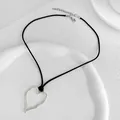 Vue détaillée du pendentif cœur argenté irrégulier avec cordon noir et fermoir - Coeur Argent Brillant (Cordon Noir)
