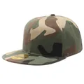 Casquette camouflage classique à bord plat avec autocollant doré montrée sous un angle de 45° - Camouflage Numérique Foncé
