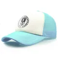 Hellblau-weiße Trucker-Mütze mit AGENTS·BASS Totenkopf-Logo und atmungsaktivem Netzteil - L(58-60cm) / Himmelblau