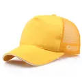 Gorra trucker amarilla clásica con rejilla trasera y detalle de visera tipo sándwich - Ajustable / Amarillo
