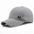 Berretto da baseball grigio in cotone con lettera M metallica e visiera curva strutturata - Regolabile / Grigio