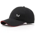 Berretto da baseball nero con logo M argento, bordo rosso e design minimalista parasole - Regolabile / Nero con Profilo Rosso