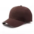 Dunkelbraune Baumwoll-Baseballkappe mit weißem Paspelrand und 6-Panel-Struktur - Verstellbar / Kaffeebraun