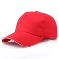 Rote 5-Panel-Baseballkappe aus Baumwolle mit weißem Sandwich-Schirm und Verstellknopf - S(54-56cm) / Rot