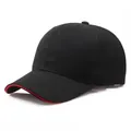 Klassische schwarze Baumwoll-Baseballkappe mit rotem Sandwich-Schirm und sechs Paneelen - Verstellbar / Schwarz mit roter Paspel