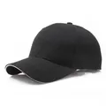Klassische schwarze Baseballkappe aus Baumwolle mit weißem Sandwich-Schirm-Design - Verstellbar / Black With White Piping