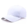 Weiße Baseballkappe mit schwarzem Sandwich-Schirmrand aus hochwertigem Baumwolltwill - Verstellbar / Weiß