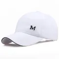 Berretto bianco con bordo della visiera nero curvo e dettaglio logo M metallo - Regolabile / Bianco