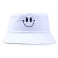 Witte katoenen vissershoed met zwart geborduurde smiley in een minimalistische stijl - Eén maat / Wit