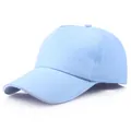 Himmelblaue Baumwoll-Baseballkappe in minimalistischem Design mit gebogenem Schirm - Himmelblau