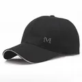 Cappellino da baseball nero in cotone con lettera M in metallo argento e visiera curva - Regolabile / Strato Intermedio Nero Con Finiture Bianche