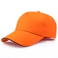 Leuchtend orangefarbene Baumwoll-Baseballkappe mit gebogenem Schirm und schwarzem Rand - Orange