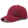 Berretto da baseball in cotone bordeaux con logo M argento e bordo bianco - Regolabile / Borgogna