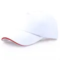 Minimalistische weiße 5-Panel-Baseballkappe aus Baumwolle mit rotem Sandwich-Detail - Weißer Roter Rand