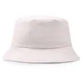 Minimalistischer beiger Fischerhut aus Baumwolle mit verstärkten Nähten auf weißem Hintergrund - M / Beige