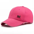 Berretto da baseball in cotone rosa con logo M in metallo e bordo bianco su visiera curva - Regolabile / Rosa Rosso