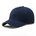 Klassische marineblaue 6-Panel Baumwoll-Basecap mit gebogenem Schirm und Sticklöchern - Verstellbar / Marineblau