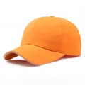 Klassische hellorangefarbene Baseballkappe mit weißem Sandwich-Schirm und Baumwolldesign - Verstellbar / Orange
