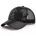 Schwarze Pailletten-Basecap mit Mesh-Rückseite auf reflektierender weißer Fläche - S(54-56cm) / Schwarz