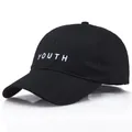 Berretto da baseball in cotone nero con ricamo YOUTH bianco mostrato da un angolo di 45° - Taglia Unica Regolabile / Nero