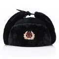Ouchanka russe en fausse fourrure noire avec emblème soviétique pour l'hiver froid - Taille unique / Noir (Avec Badges)