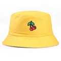 Cappello alla pescatore giallo in tela di cotone con ciliegie ricamate e tesa rinforzata - Taglia unica / Giallo