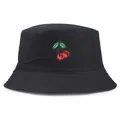 Cappello da pescatore in cotone nero con ricamo ciliegia rossa e design a cupola piatta - Taglia unica / Nero