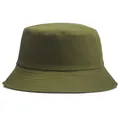 Klassischer armee-grüner Fischerhut aus Baumwolle mit parallelen Nähten auf weißem Grund - M / Armeegrün