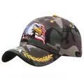 Gorra de béisbol de camuflaje con bordado de águila y bandera de EE. UU. en vista de 45° - Camuflaje Águila Trigo