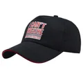 Schwarze Baumwoll-Baseballkappe mit I CAN'T BREATHE Aufdruck und roter Paspel am Schirm - Reiner Baumwollstil (A5-60) / Schwarz (Rote Kante + Druck 2)