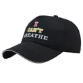Schwarze Baumwoll-Baseballkappe mit I CAN'T BREATHE Aufdruck und weißen Ziernähten - Fünf-Panel Weißer Rand Bedruckt Stil 3 (Schwarz)