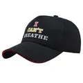 Schwarze Baseballkappe mit I CAN'T BREATHE Aufdruck und rotem Paspel-Detail am Schirm - Fünf-Panel Roter Rand Bedruckt Stil 3 (Schwarz)