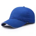 Klassische dunkelblaue Baumwoll-Baseballkappe mit weißem Sandwich-Schirm und Design - L (58-60cm) / Blau
