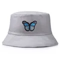 Grauer Fischerhut aus Baumwolle mit blauer Schmetterlingsstickerei auf weißem Hintergrund - M(56-58cm) / Grau