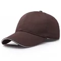 Klassische braune 6-Panel Baumwoll-Basecap mit weißem Sandwich-Schirm Detail - L (58-60cm) / Kaffeebraun