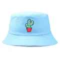 Hellblauer Anglerhut aus Baumwolle mit bunter Kaktus-Stickerei auf neutralem Grund - Himmelblau