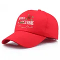 Casquette rouge avec texte Free Palestine et broderie de rose sur fond blanc - Taille unique adulte (58 cm réglable) / Rouge